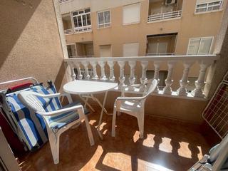 Apartament a Antonio Machado. Apartamento con garaje y piscina en el centro de torrevieja