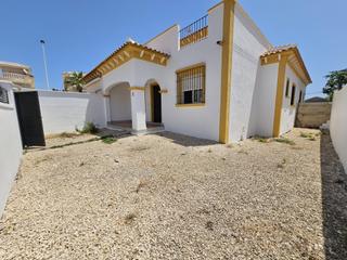 Maison jumelée à Aguas Nuevas. Adosado de 3 dormitorios con piscina comunitaria en aguas nuevas