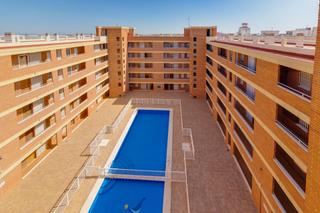 Appartement à Playa de los Náufragos. Apartamento de 2 dormitorios con piscina comunitaria y a 300m de