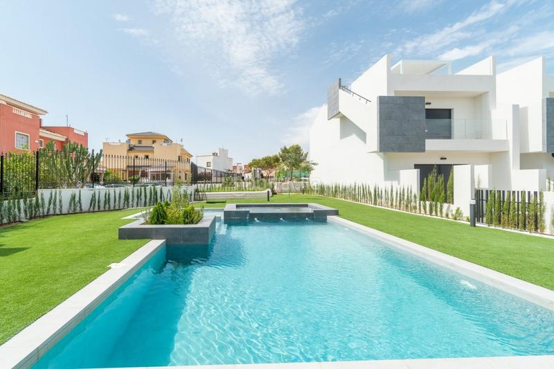 Foto b5233e16-4961-4846-8372-94fc95bff355. Casa amb aparcament piscina a Los Balcones-Los Altos Torrevieja