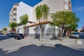 Casa a Parque de las Naciones. Exclusiva vivienda reformada en el corazón de torrevieja con 3 a