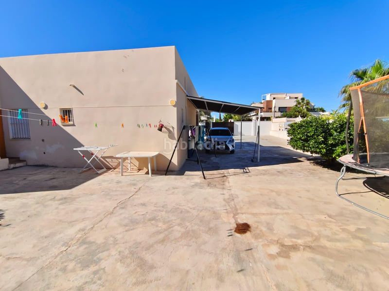 Foto 58955854-eef3-41e5-be14-1968d705bd60. Chalet en avenida garcia lorca 27 chalet independiente de 800m2, a solo 1km de la playa! en Torrevieja