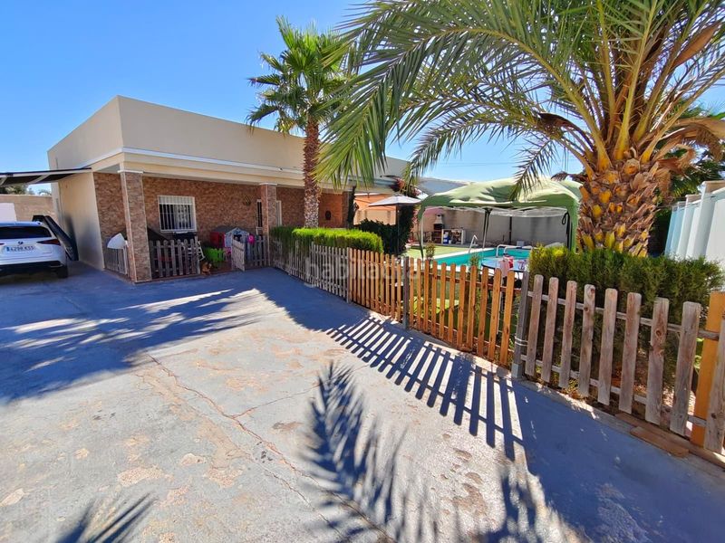 Foto a2b323db-820c-4269-b42e-17efac651cd0. Chalet en avenida garcia lorca 27 chalet independiente de 800m2, a solo 1km de la playa! en Torrevieja