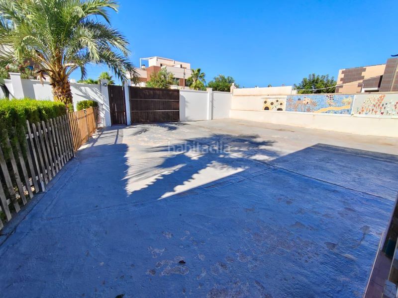 Foto dbb61a42-566b-464d-9fb4-6fde2e80b376. Chalet en avenida garcia lorca 27 chalet independiente de 800m2, a solo 1km de la playa! en Torrevieja