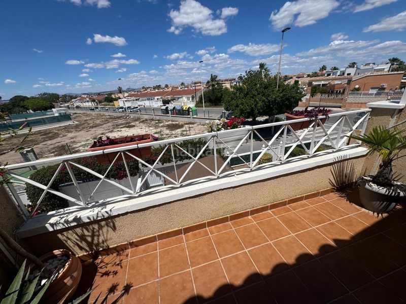 Foto 43fc4778-b248-40c3-ad6f-81c8fc1fe03d. Casa adossada amb aparcament piscina a Zona Carrefour - Urbanizaciones Torrevieja