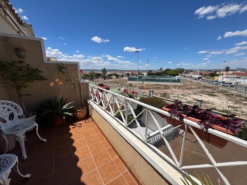 Foto d5c35c4c-64a5-4d41-99d7-749151a34592. Casa adossada amb aparcament piscina a Zona Carrefour - Urbanizaciones Torrevieja