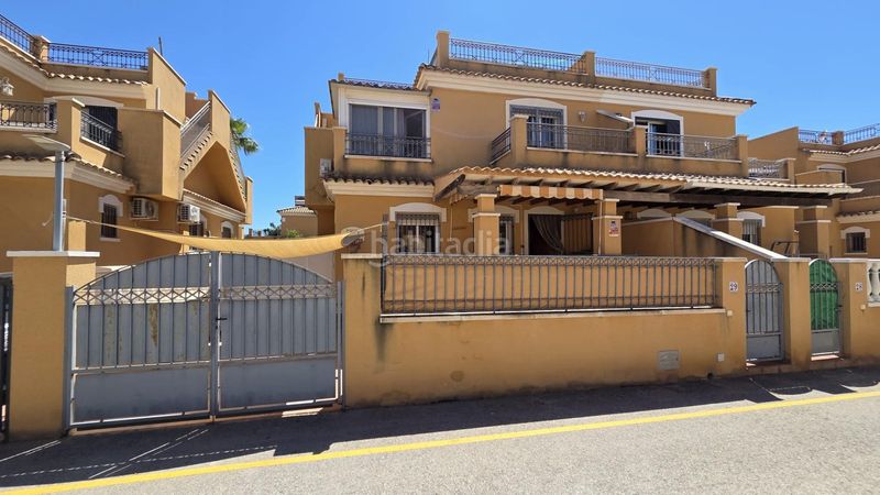 Foto e12ea63e-a35a-4bbc-803f-13c68a927eb1. Casa adossada a calle calle gotzone mora 36 a Parque Acuático - Sector 25 Torrevieja