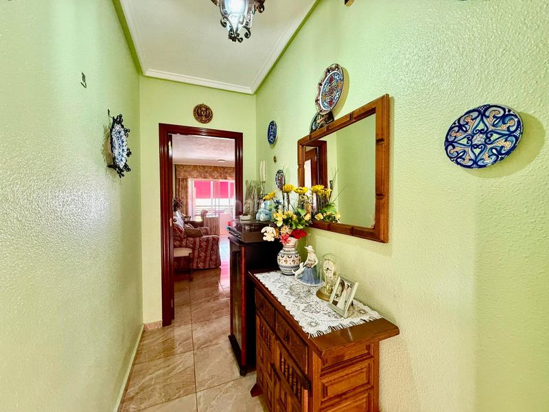 Foto 686456c5-6f3d-46cd-9024-9924ae1c1b66. Apartamento en calle joaquin chapaprieta 139 luminoso apartamento en esquina con vistas despejadas en Torrevieja