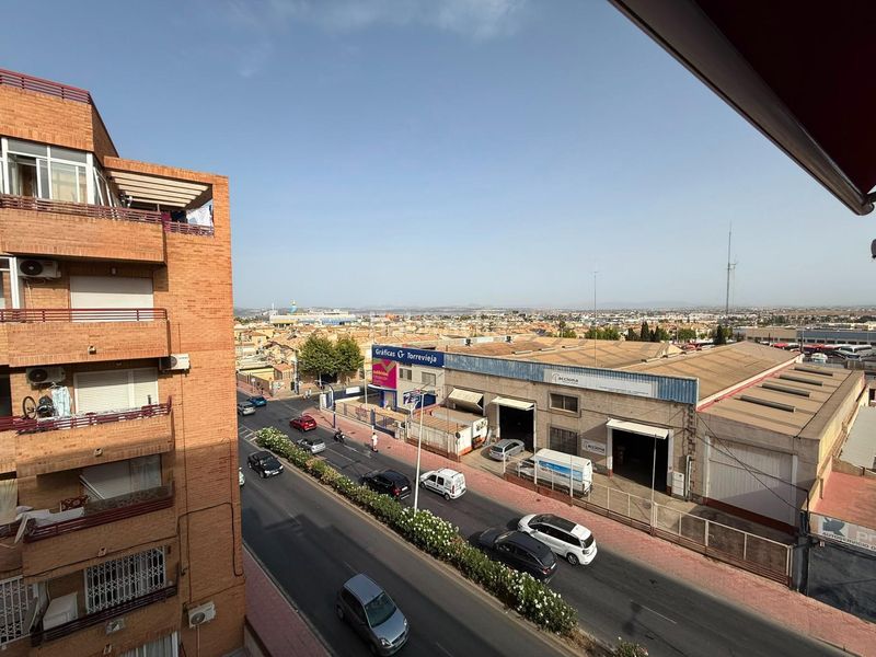Foto df91fb9b-b922-4ebf-b62a-6265ef6a24bc. Apartamento en calle joaquin chapaprieta 139 luminoso apartamento en esquina con vistas despejadas en Torrevieja