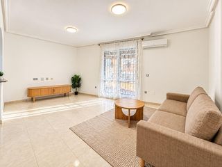 Maison jumelée à Calle gotzone mora 10. Dúplex adosado con piscina comunitaria en aguas nuevas, torrevie