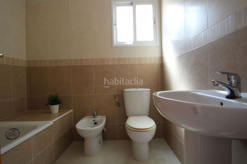 Foto b3370d88-b3a3-4b0e-ad7b-fba63e4bbf4c. Casa adossada a calle gotzone mora 10 a Parque Acuático - Sector 25 Torrevieja