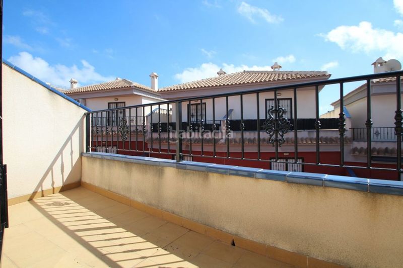 Foto c9d7db8a-7298-4fe2-9ff0-ac0188f38629. Casa adossada a calle gotzone mora 10 a Parque Acuático - Sector 25 Torrevieja