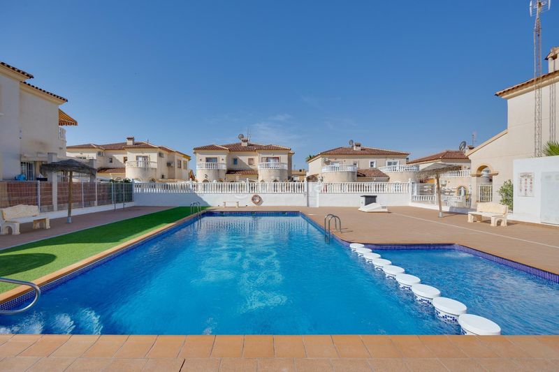 Foto 435e12bc-f5f4-481d-90dd-24b18bdd162d. Xalet amb piscina a Parque Acuático - Sector 25 Torrevieja