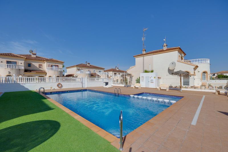 Foto d96920f8-d366-481c-85a8-0bdd59f4173b. Xalet amb piscina a Parque Acuático - Sector 25 Torrevieja