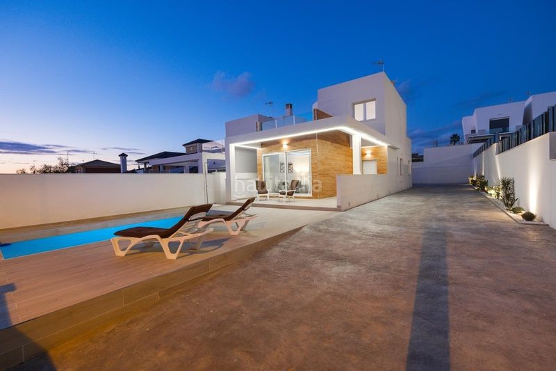 Foto 0b229bd1-f5fc-4821-b84a-7d86f553ad0e. Chalet en avenida avenida sur 23 en Aguas Nuevas Torrevieja