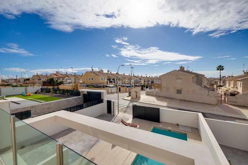 Foto 87cc15d3-df50-4a61-ab4a-7c07bcd1ed83. Chalet en avenida avenida sur 23 en Aguas Nuevas Torrevieja