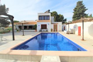 Xalet en Calle alarcn 9. Villa de estilo mediterrneo con 9 dormitorios!