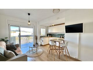 Appartement à Carrer port empordà 23. Apartamento renovado con vistas al canal con parking