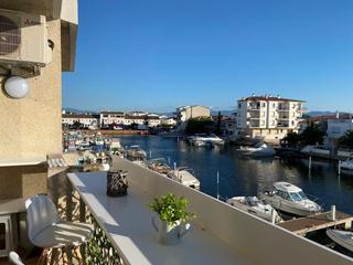 Apartament a Carrer port empordà 23. Apartamento renovado con vistas al canal con parking y opción de