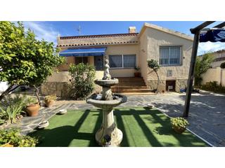 Casa in Calle del penedes. Casa con 4 dormitorios y espacio exterior en roses  mas bosca