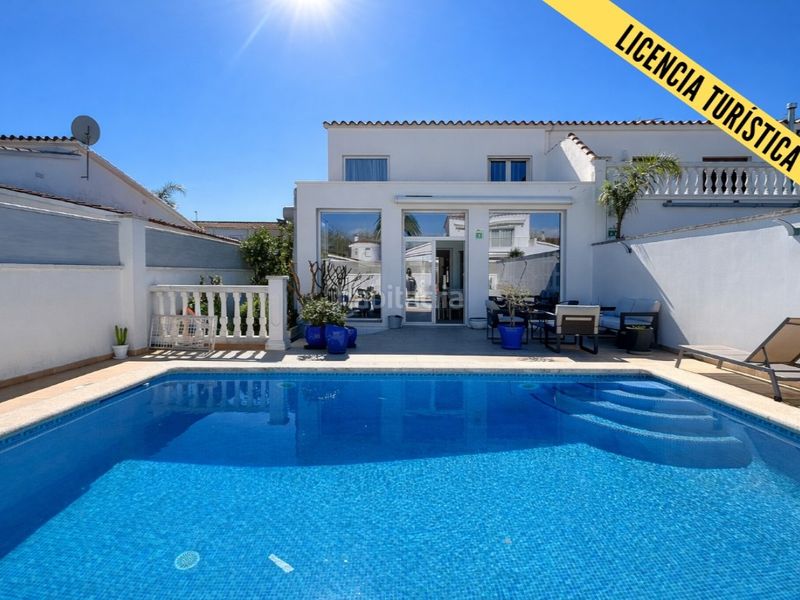 Foto 45fe5da7-1460-4df3-927b-459b78f9834d. Casa amb aparcament a Peni Empuriabrava