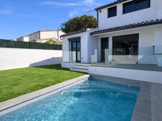 Casa  Calle armallada. Casa totalmente reformada con piscina en zona tranquila de lesca