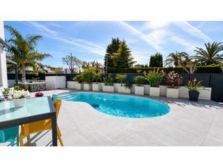 Casa  Carrer carmençó. Casa moderna con piscina situada en uno de los sectores más dema