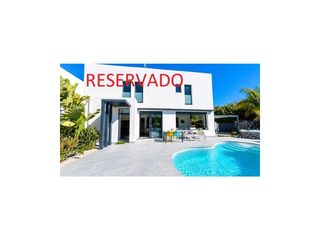 Maison  Carrer carmençó. Casa moderna con piscina situada en uno de los sectores más dema
