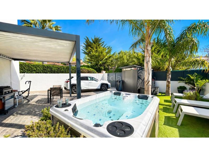 Foto 8e81a229-0b0d-4086-844d-43d51ada16f6. Casa amb aparcament a Carmençó Empuriabrava