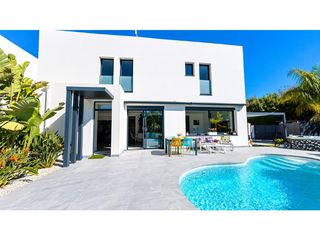 Haus  Carrer carmen��. Casa moderna con piscina situada en uno de los sectores m�s dema