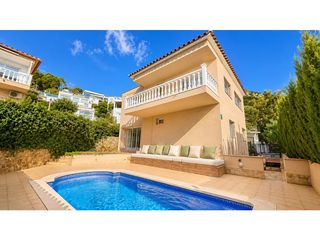 Casa  Calle de canaries. Casa reformada en venta en mas fumats, roses, con piscina, jard�