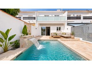 Maison  Carrer badia. Casa reformada con piscina privada en venta en empuriabrava, cer