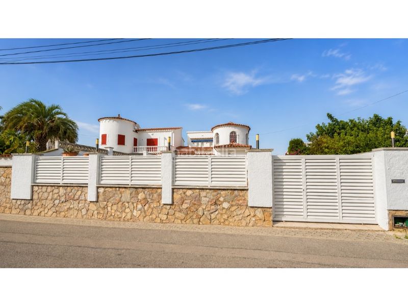 Foto 09114e18-f6b4-4a75-a1f8-aa41d2e9063f. Casa amb aparcament a Peni Empuriabrava