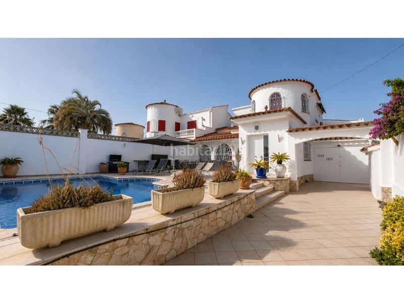Foto e3abf890-9d9c-4297-8bdb-54fb179e8eef. Casa amb aparcament a Peni Empuriabrava