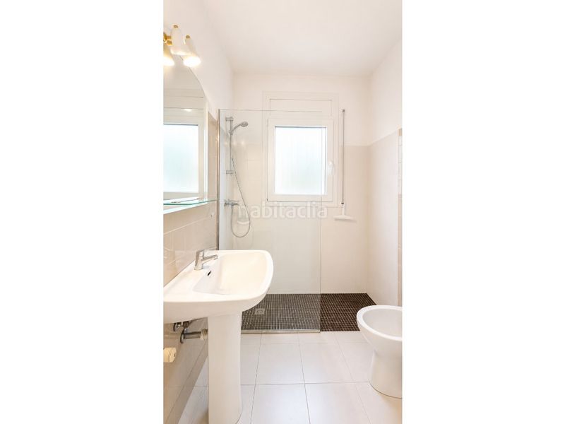 Foto f702f4f4-0410-4d3d-9edb-8d8c017142ad. Casa amb aparcament a Peni Empuriabrava