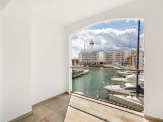 Casa a Sector cavall de mar 24-b. Casa moderna con amarre y vistas al canal
