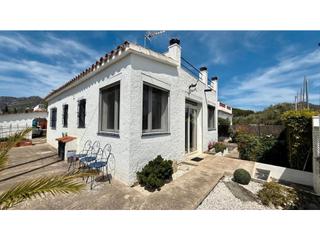 Casa a Carrer noguera 1. Casa en una zona tranquila con vistas a la baha de roses