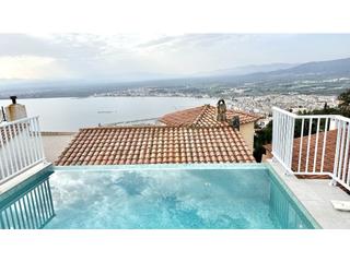 Casa a Calle de la pujada del puig rom 262. Casa con apartamento independiente , garaje, piscina infinity e
