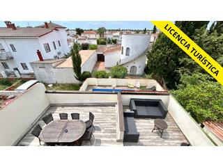 Casa a Sector peni 83-b. Casa con piscina y 4 dormitorios con licencia turística a 1200m