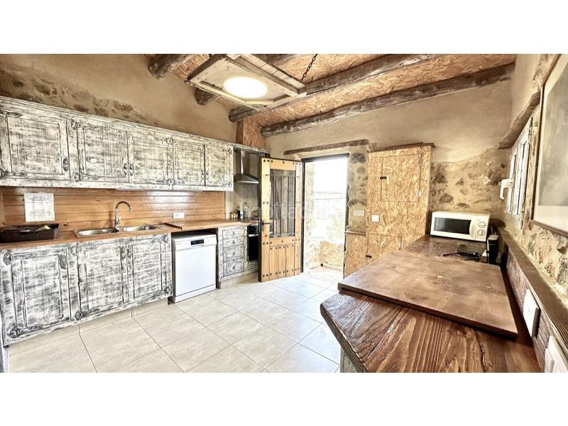 Foto 15a990f7-4aeb-4e3c-bb2f-93a781b3f7e6. Casa en lugar vilartoli -veinat 9 vilartoli casa rustica con encanto con piscina a 30min del mar en Sant Climent Sescebes