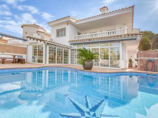 Maison à Carrer requesens 125a. Exclusiva casa esquinera con jardín y piscina privada en empuria