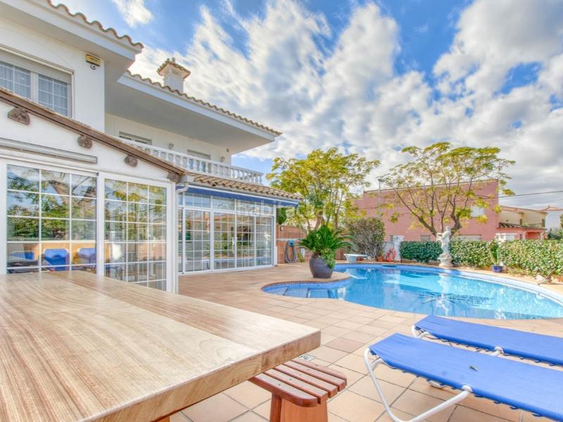 Foto 1457d179-3422-42e7-9b3e-723f376ae877. Casa in carrer Requesens 125a in Requesens Empuriabrava