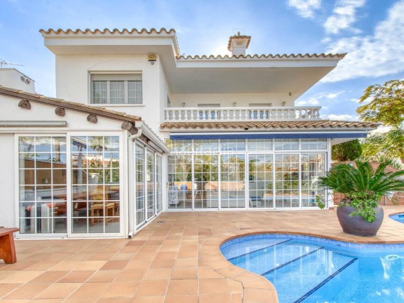 Foto 75216ad3-7ffa-4b99-b39e-3c9363d3c745. Casa in carrer Requesens 125a in Requesens Empuriabrava