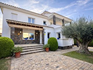 Casa  Avenida cobla rossinyols. Villa exclusiva en castell� demp�ries