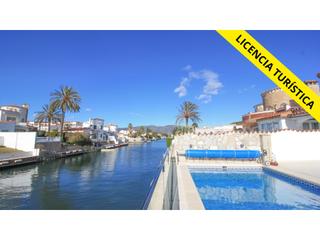 Casa a Sector empuries c 19-a. Encantadora casa en el canal recientemente reformada con licenci