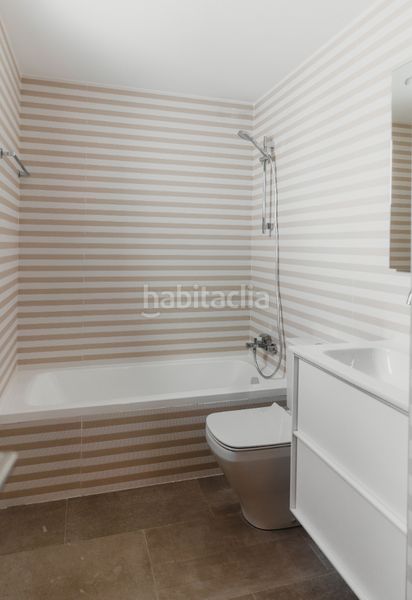 Foto 0b5e15b2-07be-4aab-b551-a0e8a1ae5152. Casa aparellada amb xemeneia calefacció aparcament a Getxo