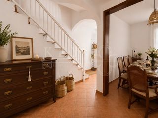Haus in Ciutadella. Casa de pueblo luminosa en esquina con licencia de reforma aprob