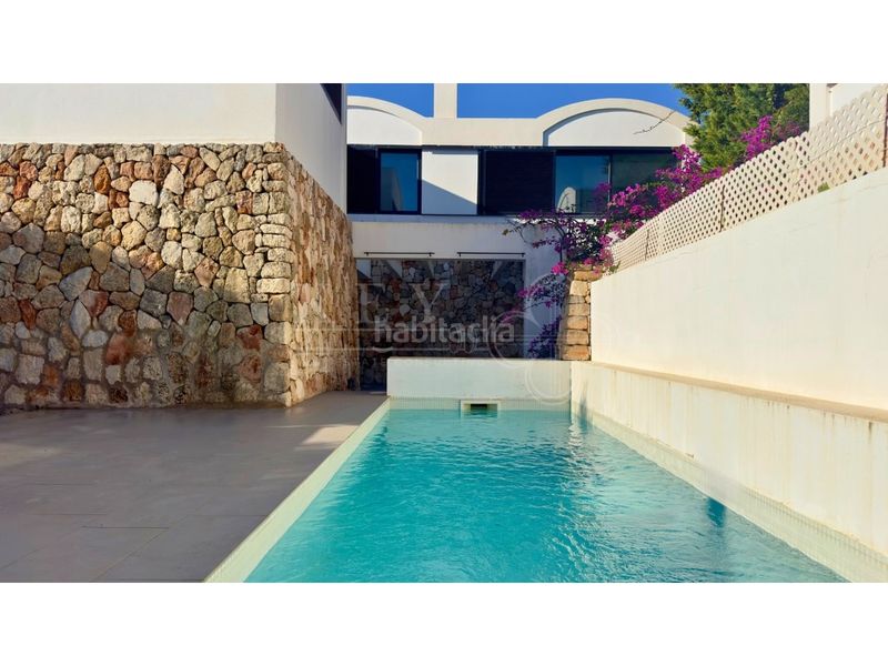 Foto bec6480f-a7ad-4a35-8b28-8b8485cbf806. Casa amb calefacció aparcament piscina a Cala Blanca Ciutadella de Menorca