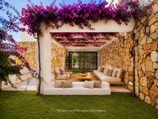 Casa in Cala Blanca. Chalet contemporáneo con piscina privada y garaje en son blanc,