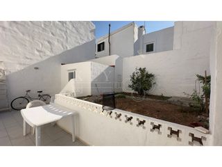 Casa a Ciutadella. Elegante casa familiar con jardín en el corazón histórico de ciu